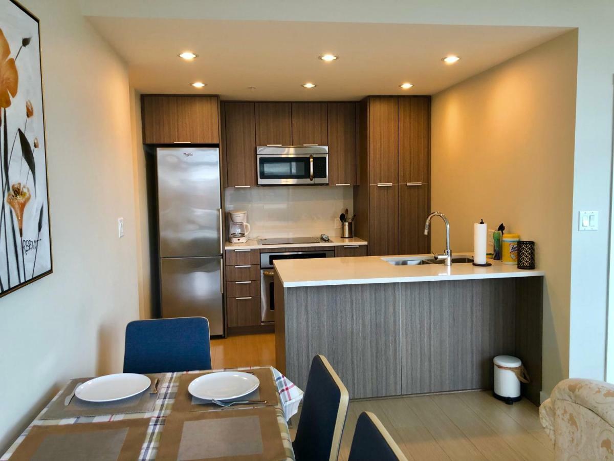 Apartment Downtown 2 Beds/2bath With Huge Patio& Parking! *